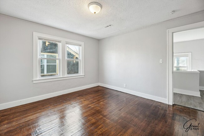Building Photo - 3 bedroom 2 bath $1375