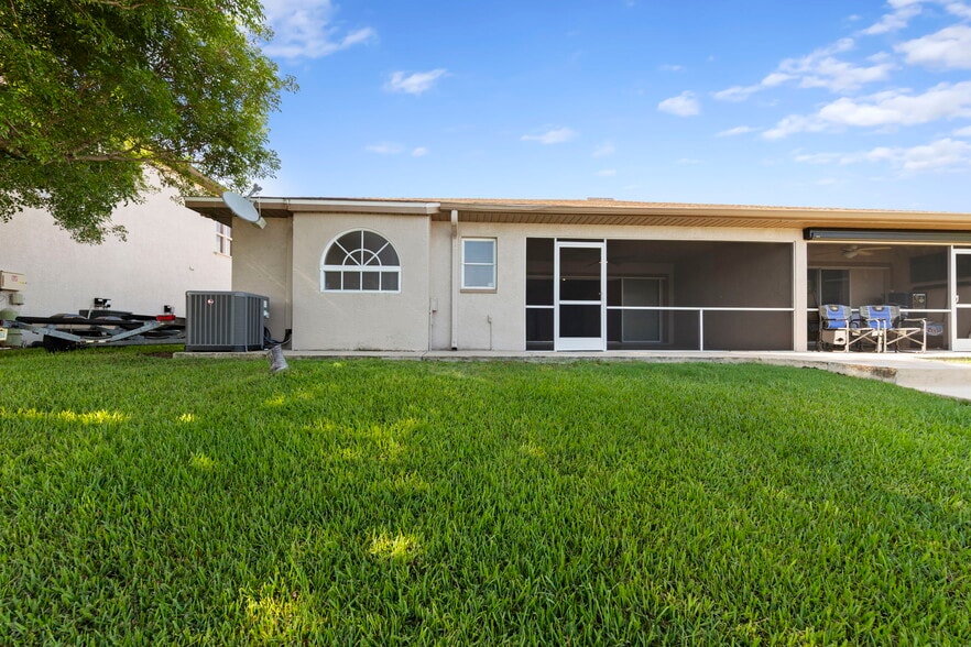 Building Photo - 409 SW 47th Ter