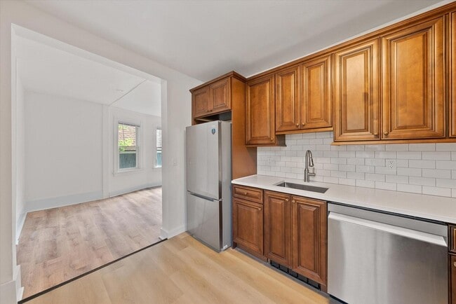 Building Photo - 2026 E Kenilworth Pl