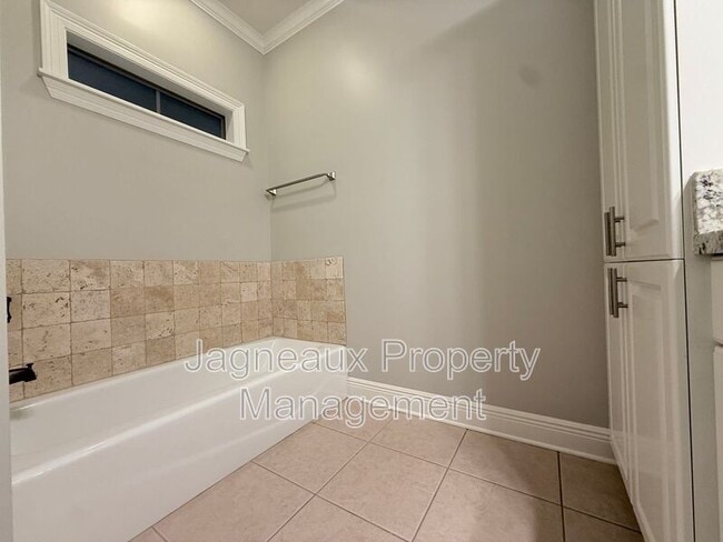 Building Photo - 2137 La Cache Dr