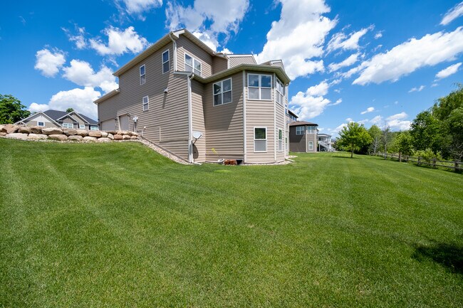 Building Photo - 727 Aster Rd