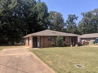 Building Photo - 213 S Oak Ave