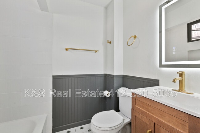 Building Photo - 2104 Straubs Ln