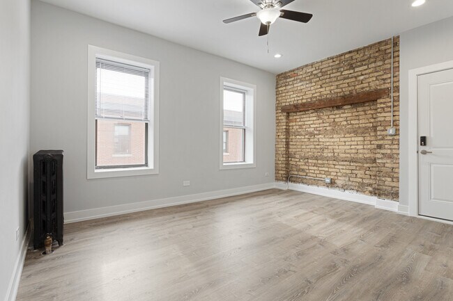 Building Photo - 7425 N Clark St