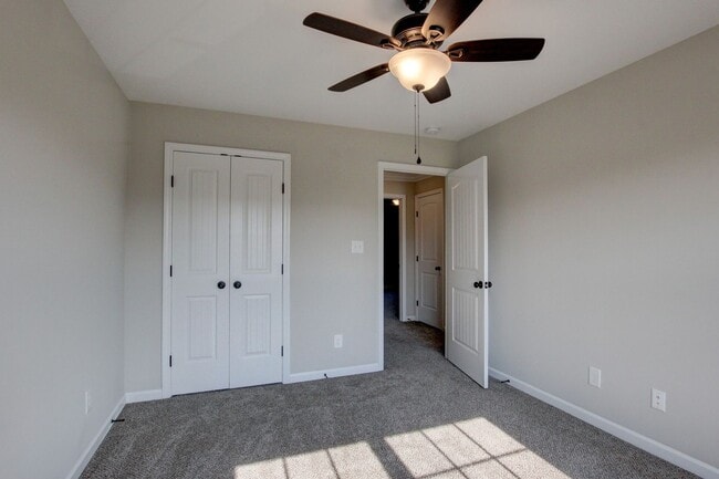 Building Photo - Huge 5 bed 3 ba.  Gorgeous House Near Post...