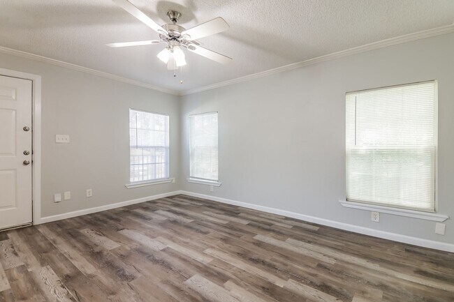 Building Photo - 3 BR/2BA | Newly Renovated Single Family Home  | Huge fenced backyard| In Dallas!