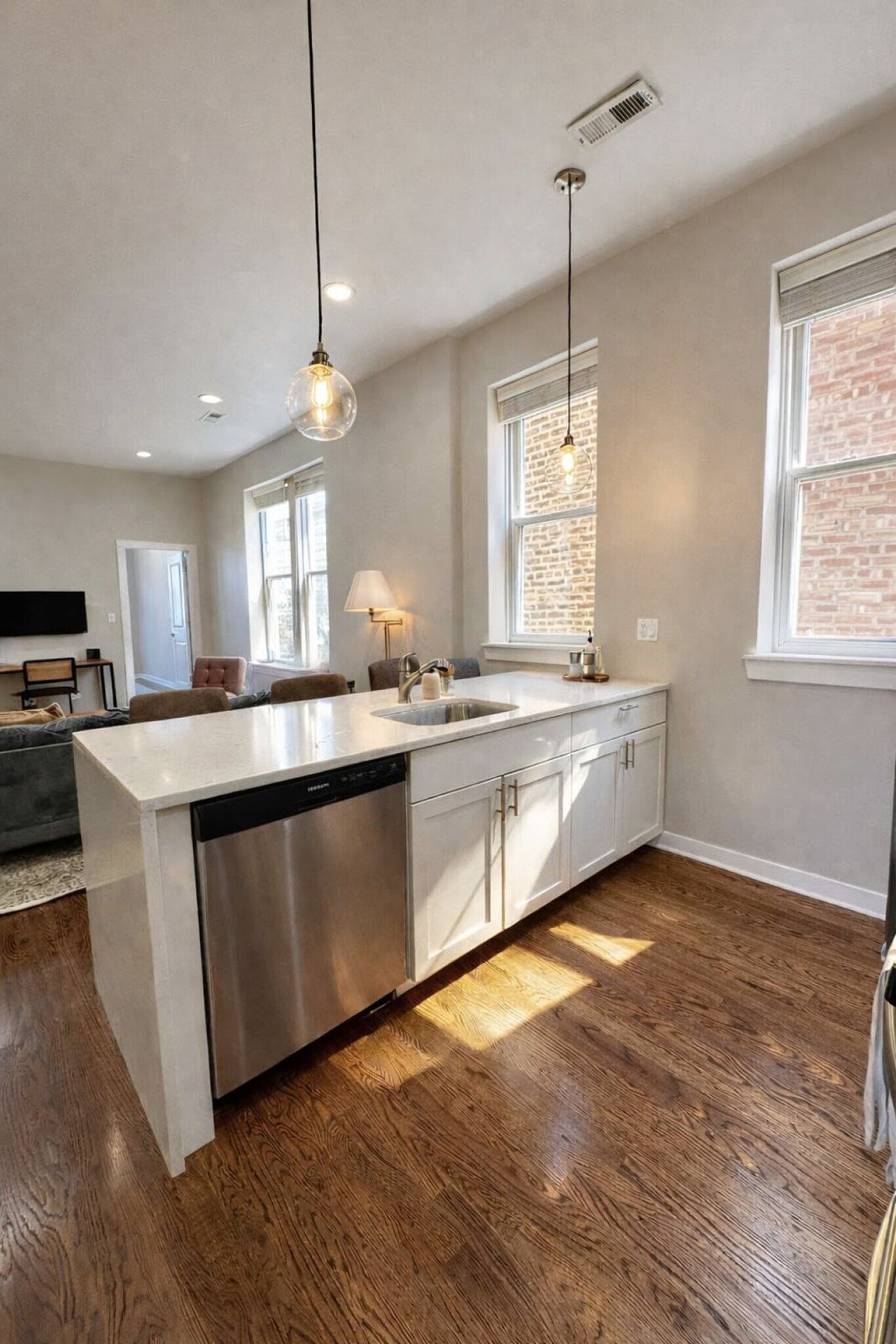 Building Photo - 736 N Throop St