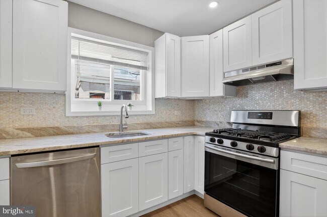 Building Photo - 2422 S Iseminger St