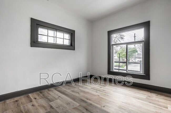 Building Photo - 4612 E New York St