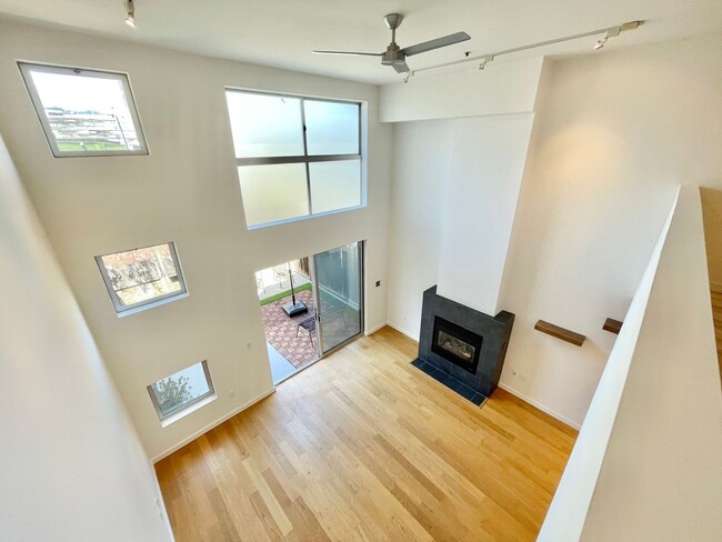 Building Photo - Sunny, Serene 2-level 2BR/2BA + Bonus + Pr...