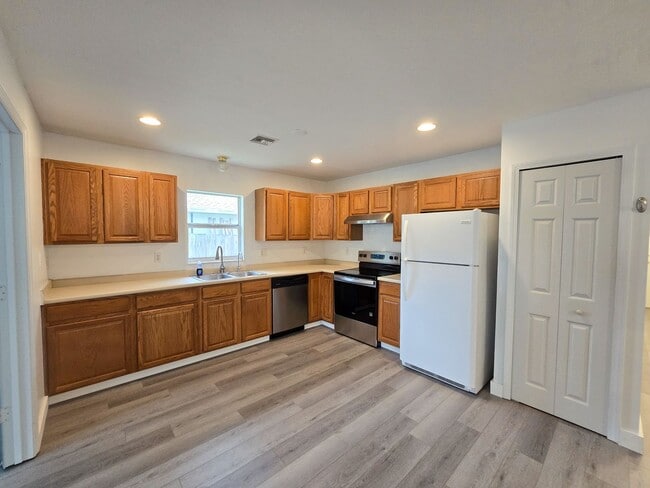 Building Photo - 2 Bedroom 2 Bath w Bonus Room