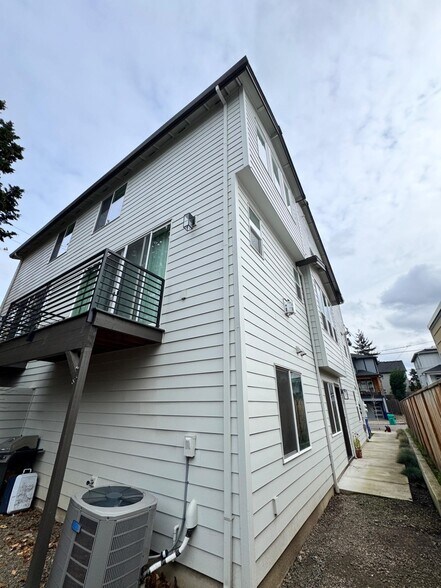 Building Photo - Modern University Park apartment by UP & Cathedral Park