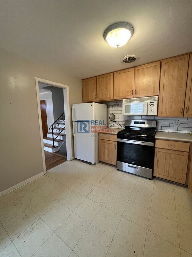 Building Photo - 2564 S Yates St