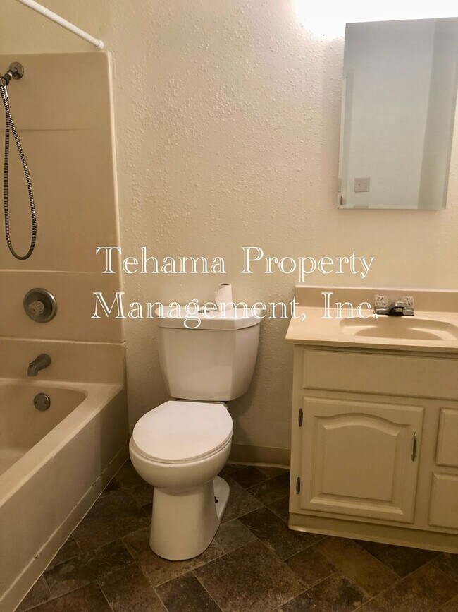 Building Photo - 4 bedroom 2 bathroom downtown Red Bluff home