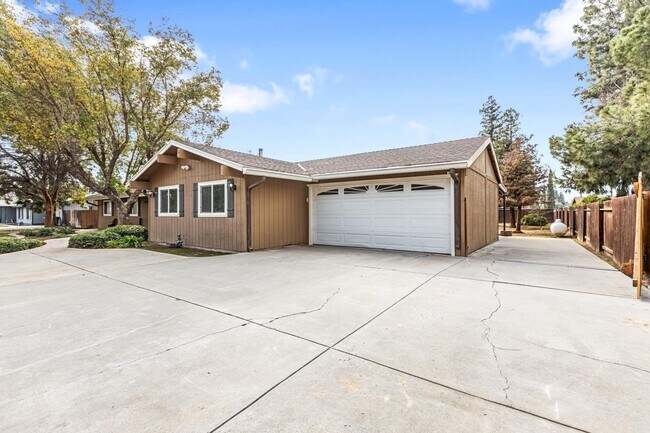 Building Photo - Madera Ranchos Home, 3BR/2BA, Built 1986 -...