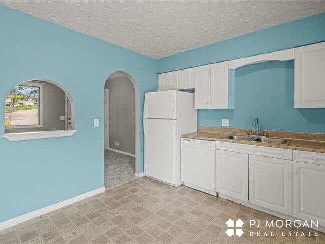 Building Photo - Millard Rental Ready to Impress!