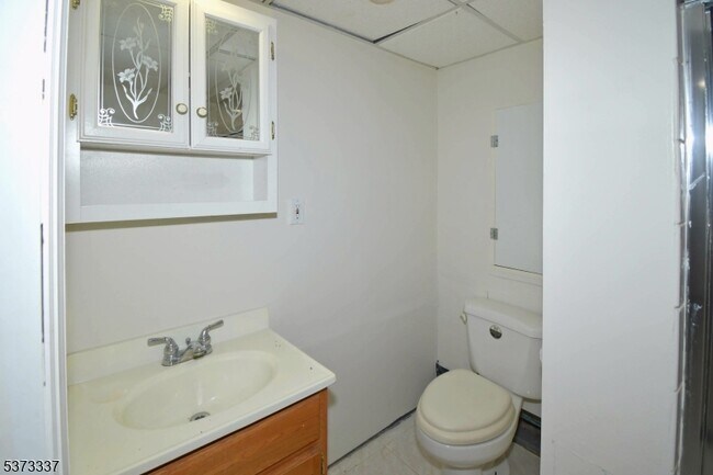 Building Photo - 65 Vones Ln