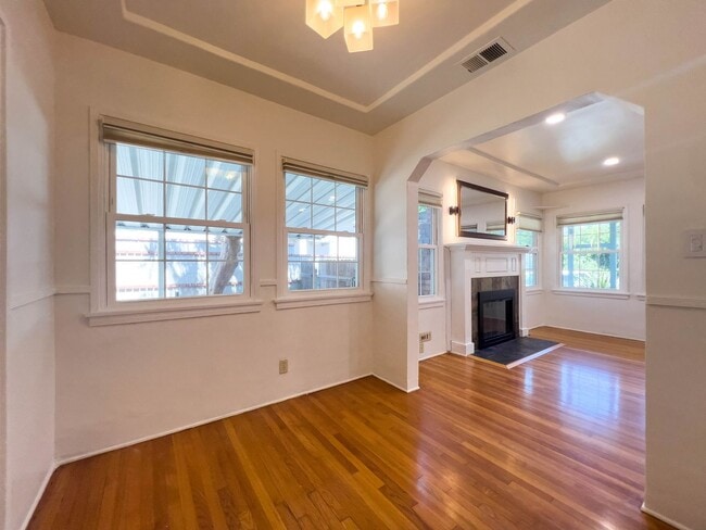 Building Photo - Spacious 3BR Home with Bonus Room in Magno...