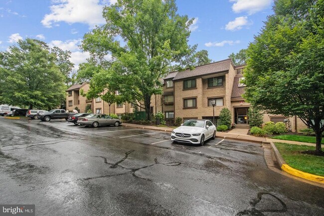 Building Photo - 1635 Parkcrest Cir