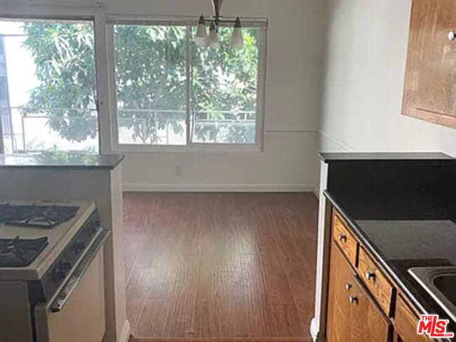 Building Photo - 832 S Gramercy Pl