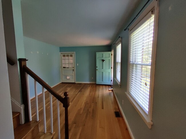 Building Photo - 3 bedroom home with a detached garage