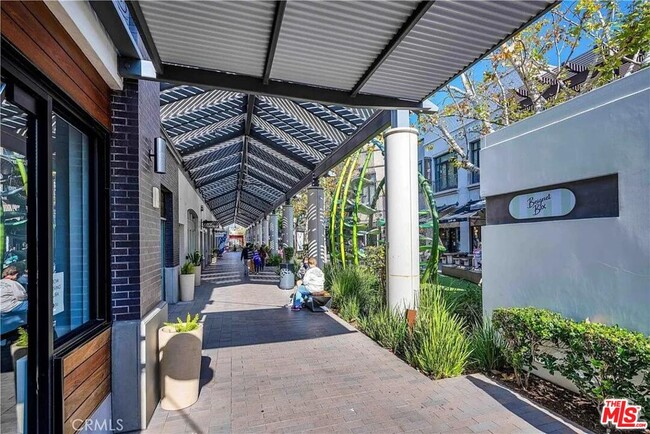 Building Photo - 5565 Canoga Ave