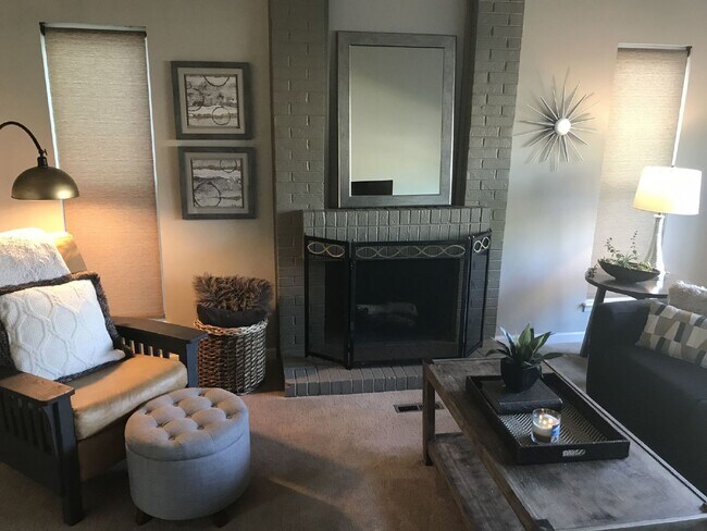 Building Photo - HUGE & ADORABLE 5BR/3.5BA in heart of Willow Creek 2! Available 7/15/26