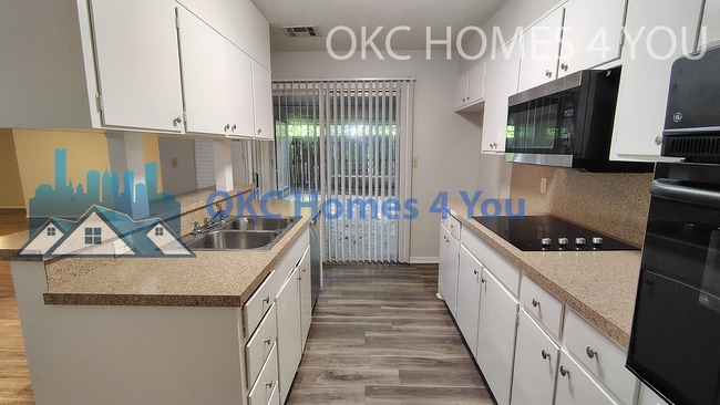 Building Photo - Half Duplex with Tons of Space!
