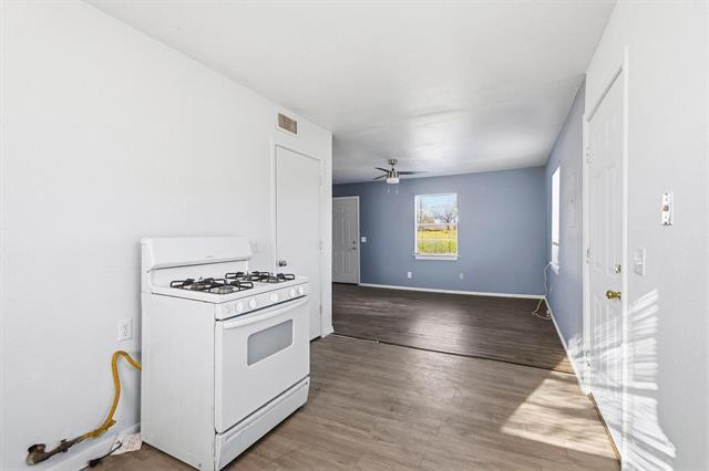 Building Photo - 916 8th St NW