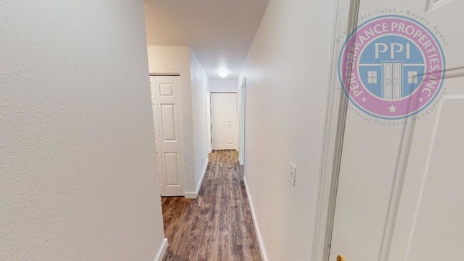Building Photo - Desirable West Linn Location / Walk To The...