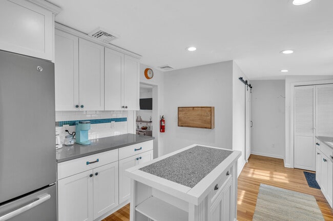 Building Photo - 629 Redmond Ave