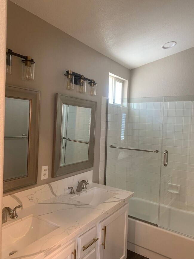 Building Photo - SHOWS LIKE A MODEL- IMMEDIATE MOVE-IN!!!