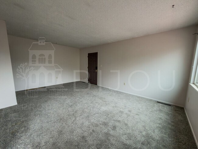 Building Photo - 3306 W Platte Ave