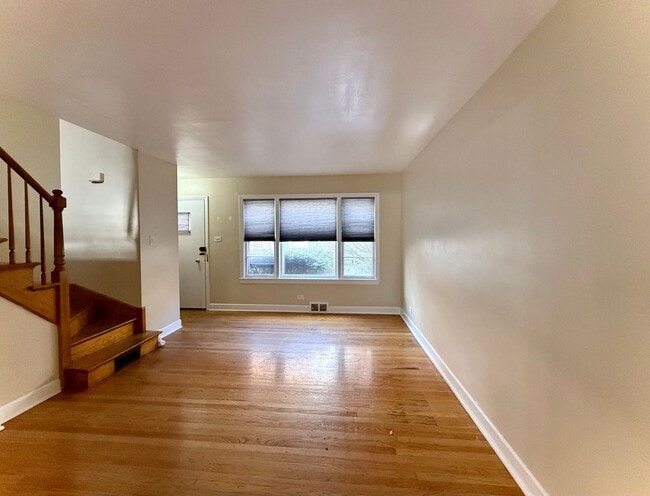 Building Photo - HOME SWEET HOME! 2 Bed / 1 Bath Townhome Available in Oak Park!