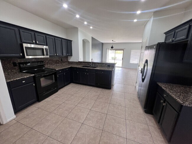 Building Photo - 3BDRM 2BA Residential home with pool for rent in Goodyear!