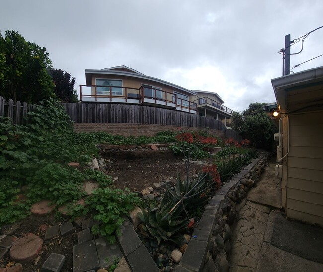 Building Photo - Views of Morro Bay in this cozy hillside cottage!