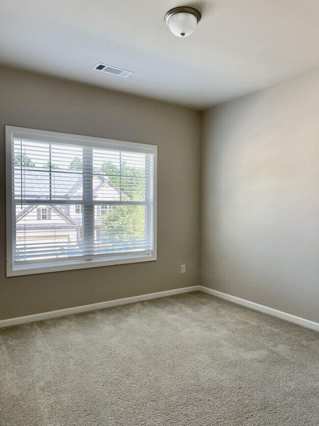 Building Photo - 7531 Silk Tree Pointe