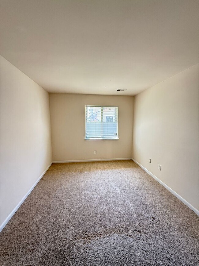 Building Photo - 8415 Benecia Ct