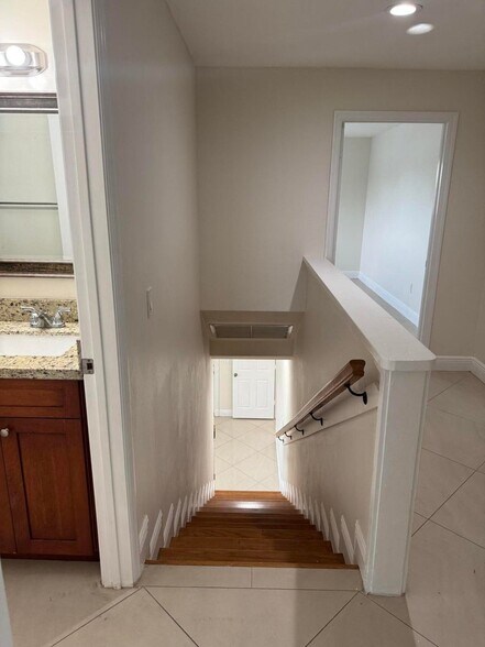 Building Photo - 881 Camellia Dr
