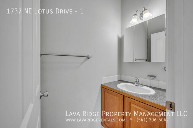 Building Photo - 1737 NE Lotus Dr