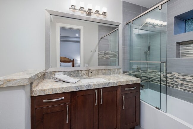 Building Photo - 675 Scenic Rim Dr