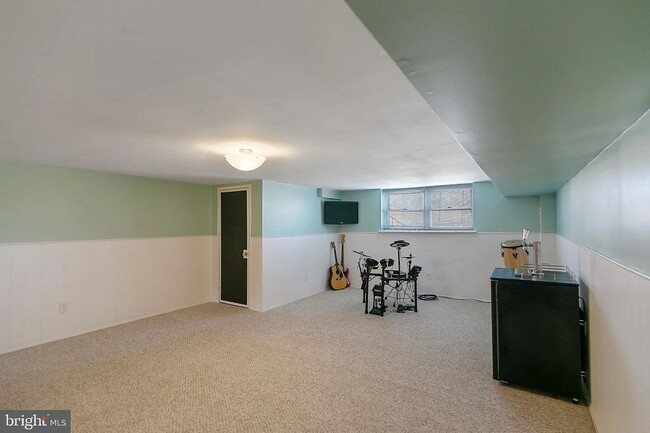 Building Photo - 933 Elm Rd