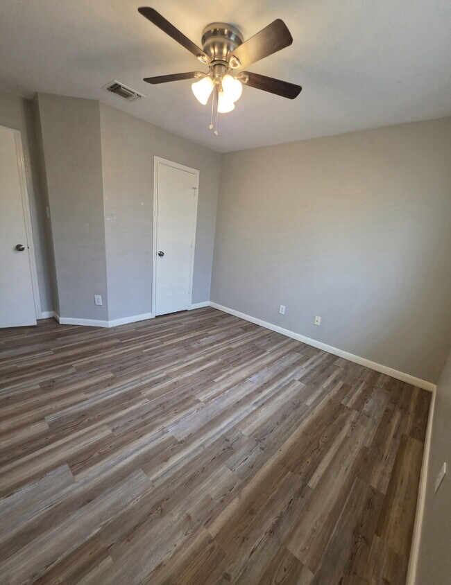 Building Photo - Updated 3/2 Duplex Near Shopping in San Antonio