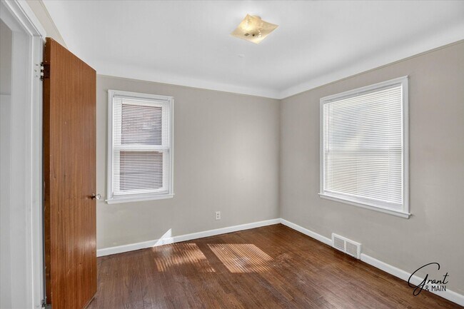 Building Photo - $1300 3 bedrooms