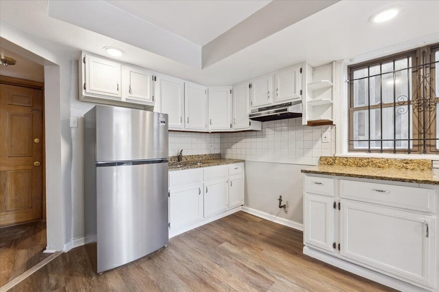 Building Photo - 1128 W Diversey Pkwy