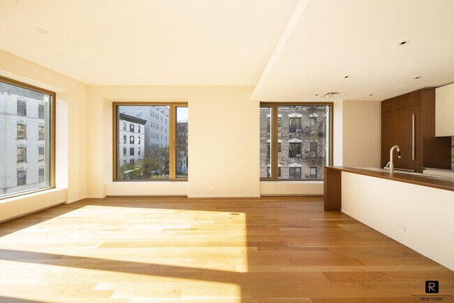 Building Photo - 75 Kenmare St