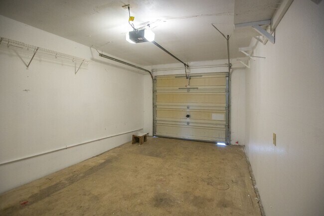 Building Photo - Fully remodeled 3 Bedroom 2.5 Bath in Gast...