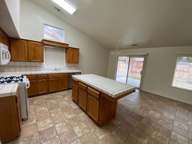 Building Photo - Coming soon, Beautiful Home located SE Visalia!