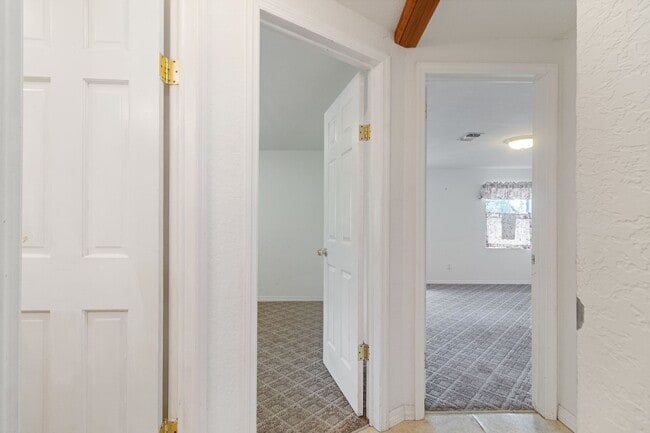 Building Photo - Escape to your private retreat!