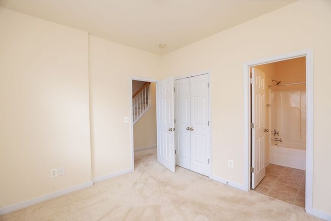 Building Photo - 10360 Caracara Dr